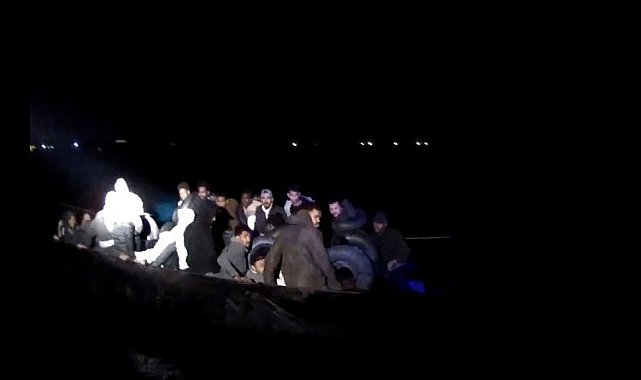 İzmir açıklarında 56 düzensiz göçmen yakalandı