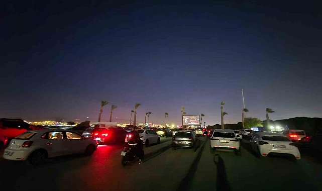 İzmir'de arabada film keyfi