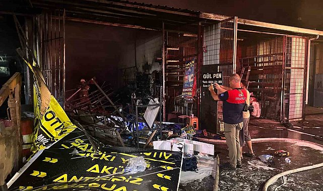 İzmir'de sanayi sitesinde yangın: 3 iş yeri kül oldu