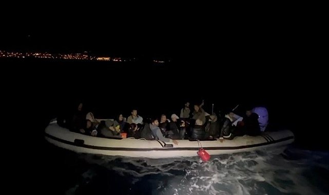 İzmir'de sürüklenen lastik bottaki 33 düzensiz göçmen kurtarıldı