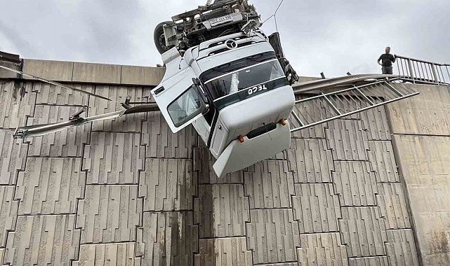 Tır devrildi, kupası viyadükte asılı kaldı