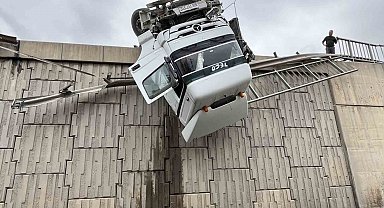 Tır devrildi, kupası viyadükte asılı kaldı