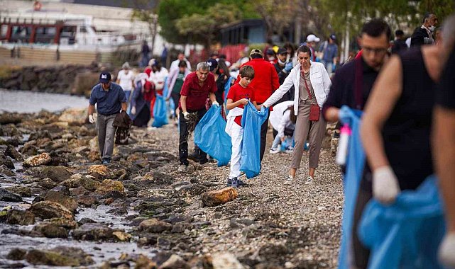 İzmirlilerden dünya rekoru için kıyı temizliği