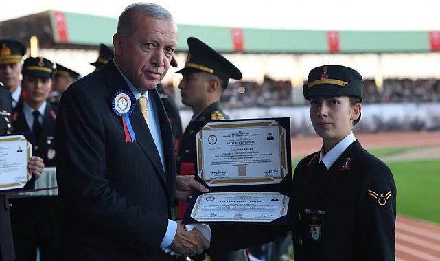 Jandarma Astsubay Meslek Yüksekokulu birincisi Gülsena Erken, diplomasını Cumhurbaşkanı Erdoğan'ın elinden aldı