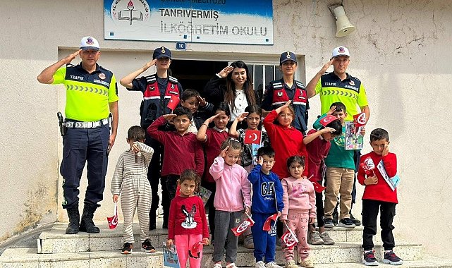 Jandarma ekipleri tarafından okul çevrelerinde sıkı denetim