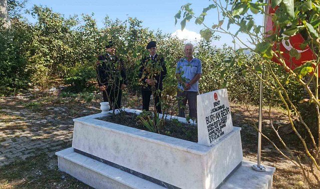 Jandarma şehit ailesini ve kabrini ziyaret etti