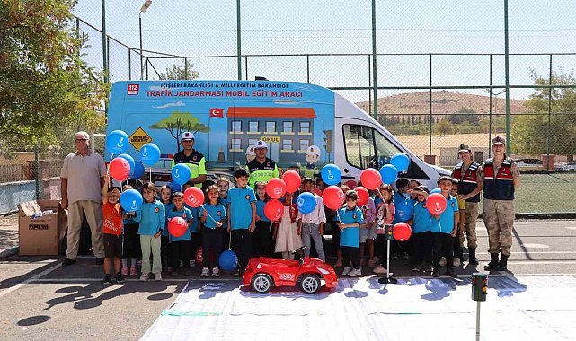 Jandarmadan 170 öğrenciye teorik ve pratik trafik eğitimi