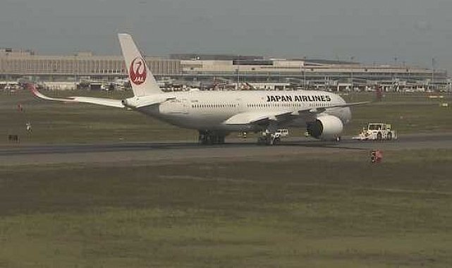 Japonya'da motoru arızalanan yolcu uçağı, tek motorla acil iniş yaptı