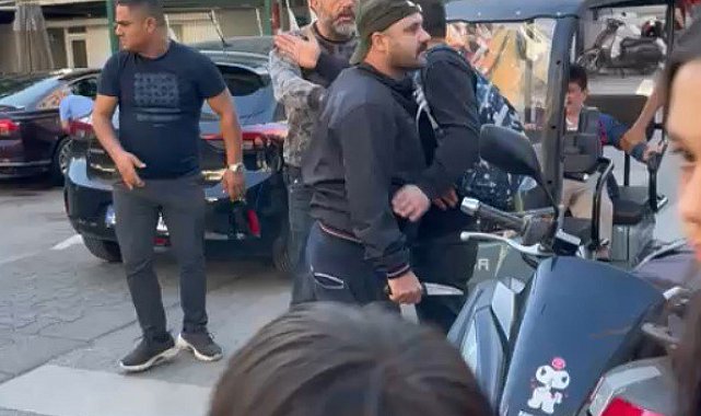 Kadıköy'de bir şahıs çocuğunun gözü önünde velilere bıçakla saldırmaya çalıştı