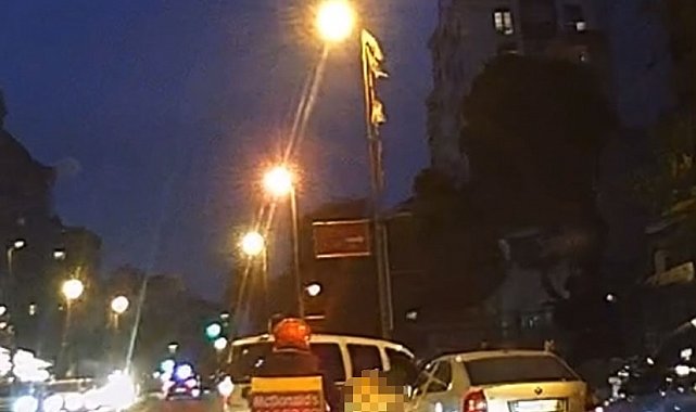 Kadıköy'de hafif ticari araç motosiklete çarptı: Kaza anı kamerada