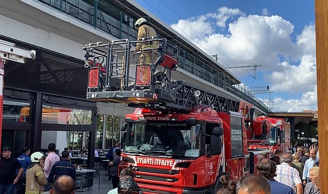 Kadıköy'de restoranda baca yangını paniğe neden oldu