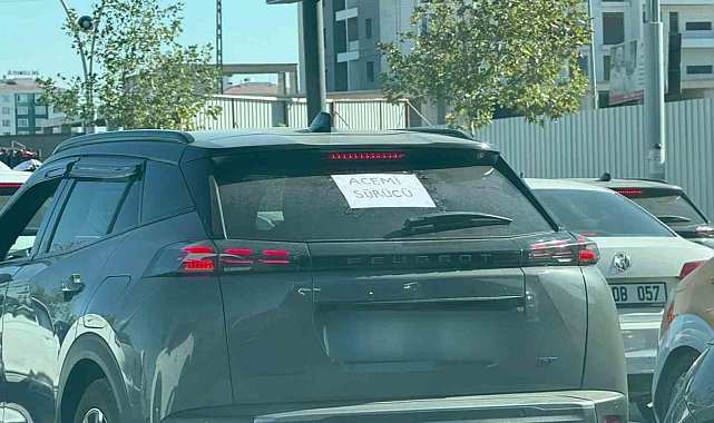 Kadın şoför aracına "Acemi sürücü" yazısı asarak önlem aldı