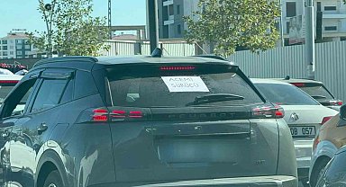 Kadın şoför aracına "Acemi sürücü" yazısı asarak önlem aldı