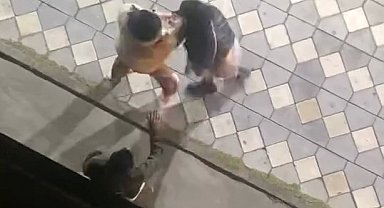 Kadınların saç başa birbirine girdiği kavgası kameraya yansıdı