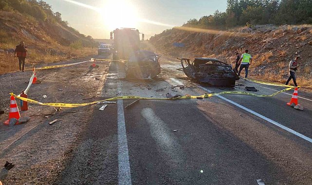 Kafa kafaya çarpışan iki otomobil alev aldı: 3 ölü, 5 yaralı
