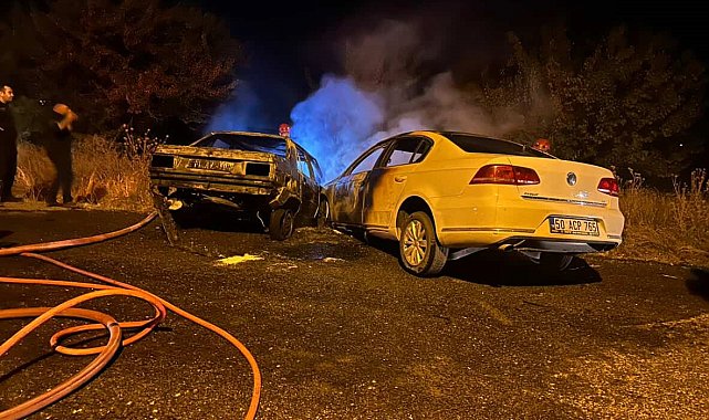 Kafa kafaya çarpışan otomobiller alev aldı: 2 yaralı