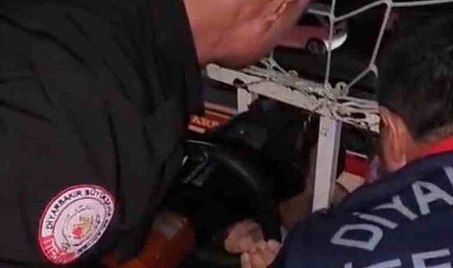 Kafası balkon korkuluklarına sıkışan çocuk itfaiye ekiplerince kurtarıldı