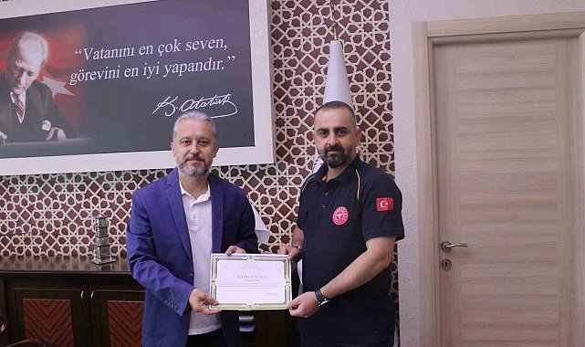 Kağıt toplayıcı çocuğa ayakkabılarını veren sağlık ekibine teşekkür