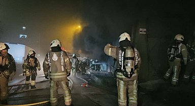 Kağıthane'de 5 katlı bina alevlere teslim oldu