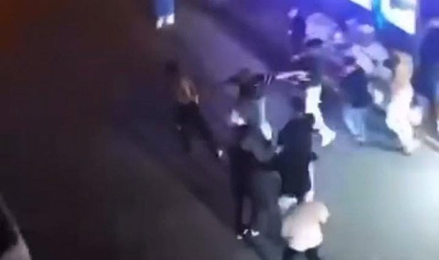 Kalabalık bir grup tarafından darp edilen genç esnafa sığındı