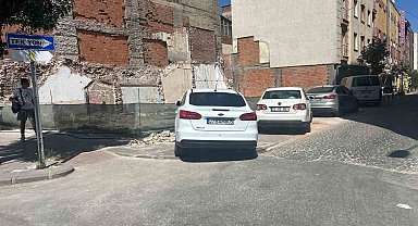 Kaldırım değil adeta park alanı