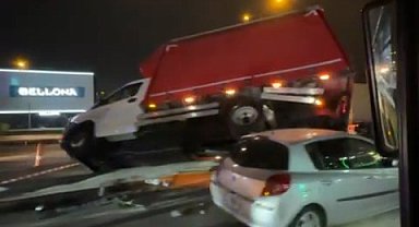 Kamyonet bariyerlere uçtu