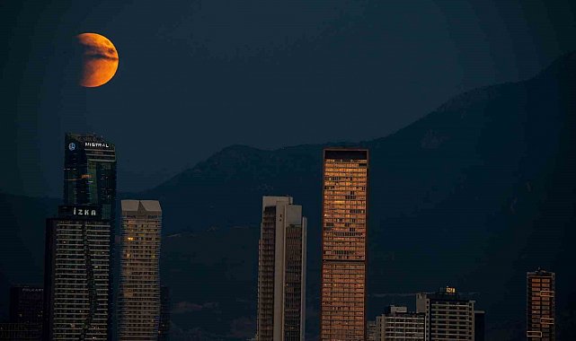 Kanlı ay İzmir'e görsel şölen yaşattı