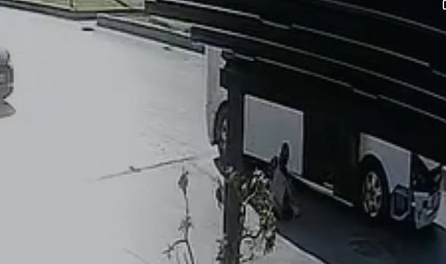 Kapısı açık hareket eden minibüsten öğrenci düştü