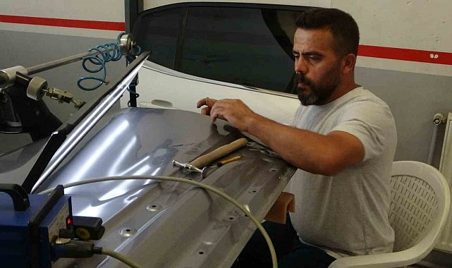 Kaporta ustası torpil ve balonla göçük düzeltiyor