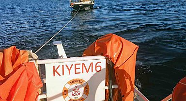 Karaada açıklarında sürüklenen tekne kurtarıldı