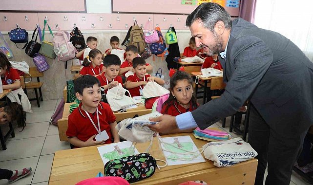 Karabük Belediyesi'nden öğrencilere "okula başlangıç seti" desteği