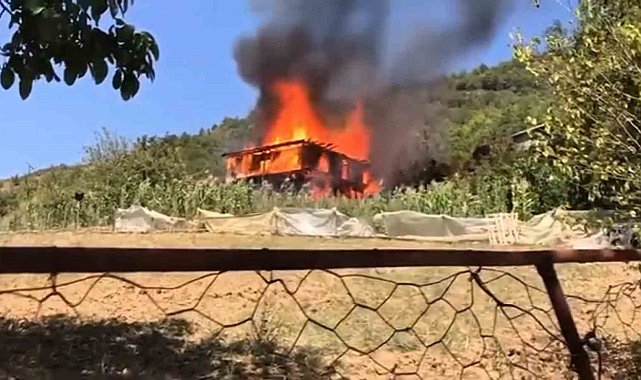 Karabük'te ahşap evde çıkan yangın ormanlık alana sıçradı