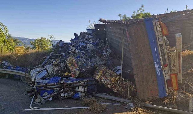 Karabük'te hurda yüklü tır devrildi: 1 yaralı
