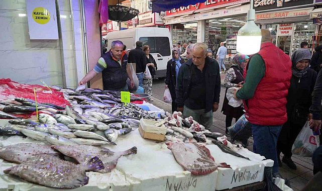 Karadeniz'deki olumsuz hava balık tezgahlarını etkiledi