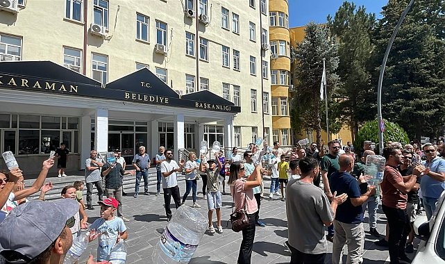 Karaman'da 3 gündür susuz kalan site sakinleri durumu belediye önünde protesto etti