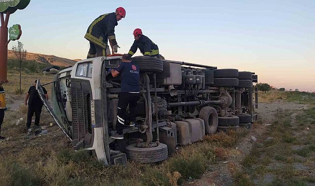 Karapınar'da kamyon devrildi: 2 yaralı