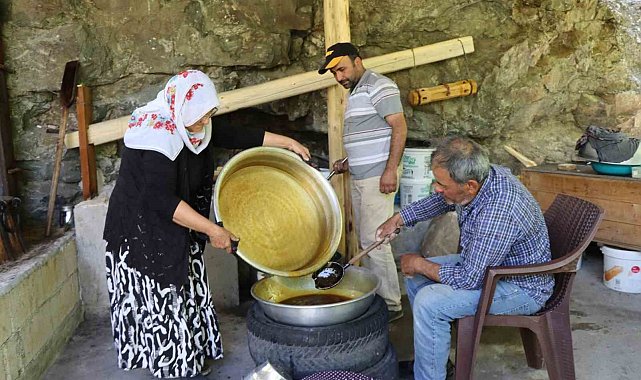Karnavas'ta geleneksel yöntemler dut pekmezi