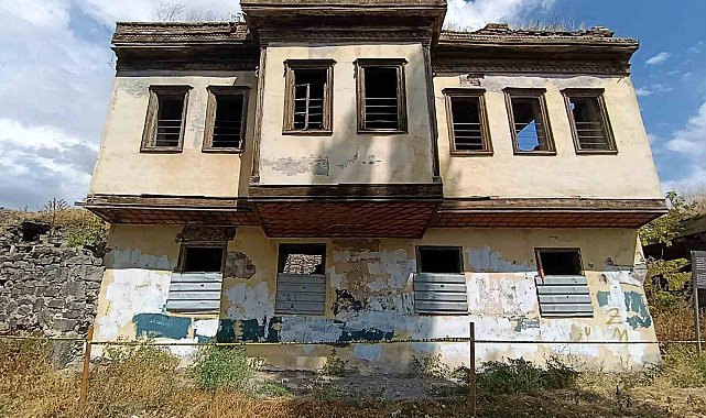 Kars'ta Tevfik Paşa Konağı gözler önünde yıkılıyor