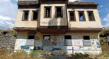 Kars'ta Tevfik Paşa Konağı gözler önünde yıkılıyor