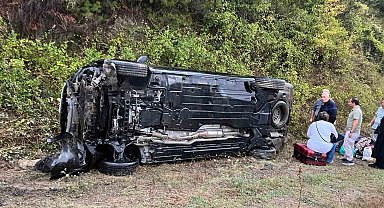 Kastamonu'da hafif ticari araç takla attı: 3 yaralı