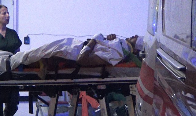 Kavga ederken yola kontrolsüzce atlayan gence otomobil çarptı