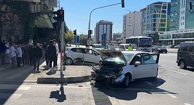 Kavşakta otomobiller çarpıştı: 1 yaralı
