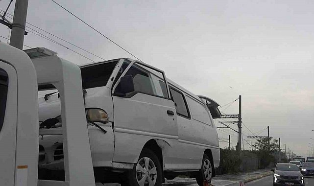 Kaygan zeminde kontrolden çıkan minibüs devrildi: 1 yaralı