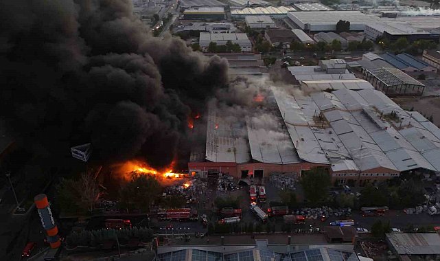 Kayseri'deki fabrika yangını sürüyor: İtfaiye ekipleri yangını söndürmek için yoğun çaba sarf ediyor