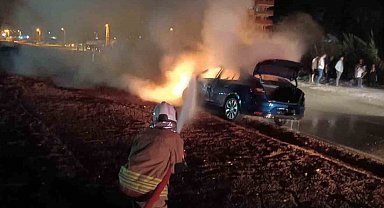 Kaza yapan otomobil alevlere teslim oldu