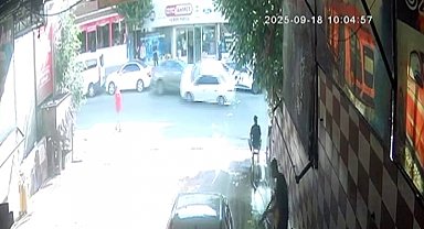 Kaza yapan otomobil yan yattı, yaya son anda kurtuldu