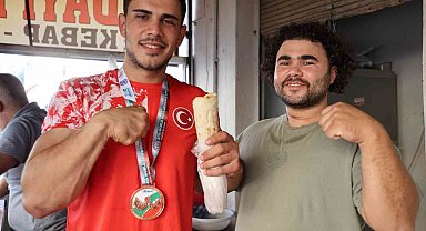 Kebap tezgahından dünya kürsüsüne: bilek güreşinde dünya üçüncüsü oldu