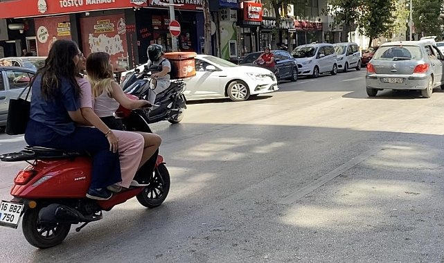 Kent merkezinde ilginç görüntü: 3 kadın aynı motosiklete bindi