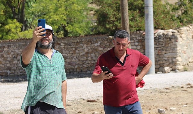 Kent merkezinin yakınındaki kırsal mahallede telefon ve internet çekmiyor