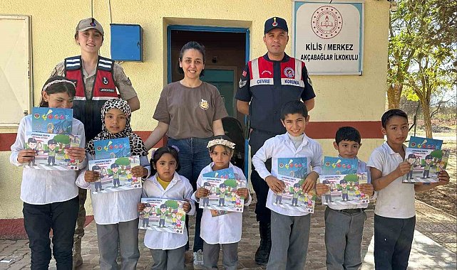 Kilis'te jandarmadan öğrencilere dergi ve hediye